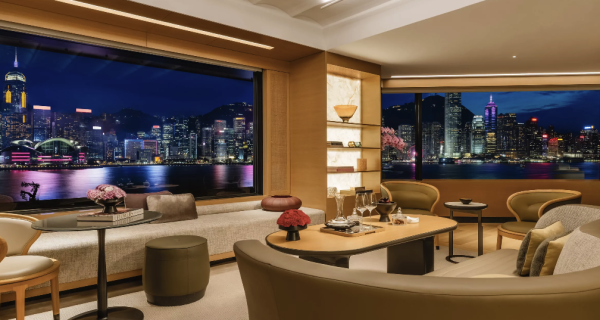 與先前兩間酒店不同的是，香港麗晶酒店看到的是對岸港島的景色燈火通明，一望無際的景觀令人相當著迷，瞬間令人忘記正身處在繁華忙碌城市當中。圖片來源：香港麗晶酒店
