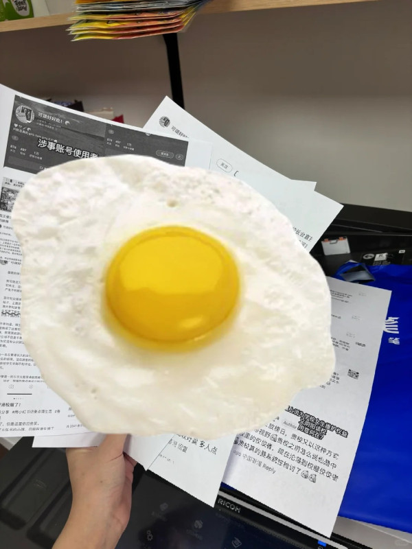 內地女小紅書香港校服遊 被報上東張 博主：走法律途徑維護權益 