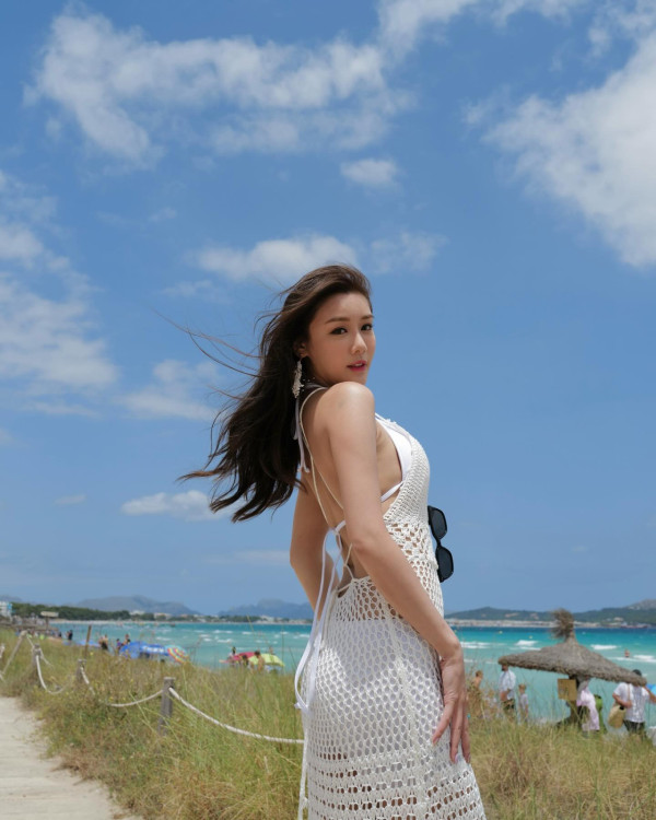 Eunice換上多套超火辣三點式