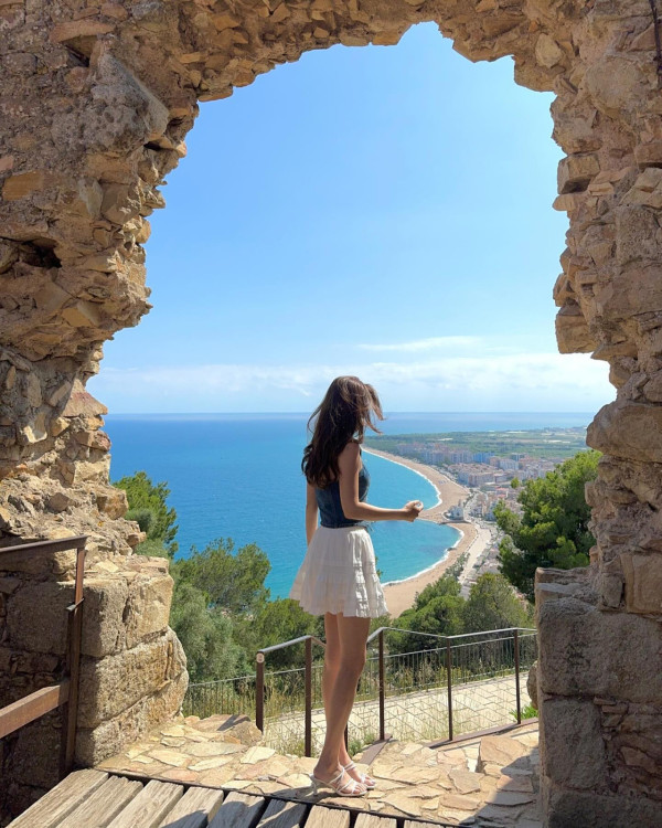 前TVB小花陳詩欣遊西班牙晒噴血身材！穿性感泳裝摀身谷4吋事業線 