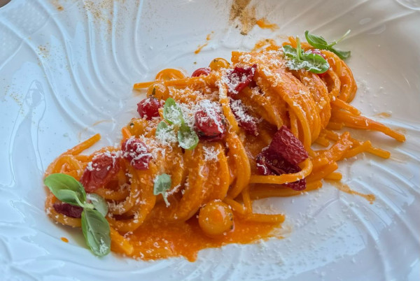 JW王灝兒遊意大利性感小背心上陣 突收Check in通知飛巴黎？真相原來是... 