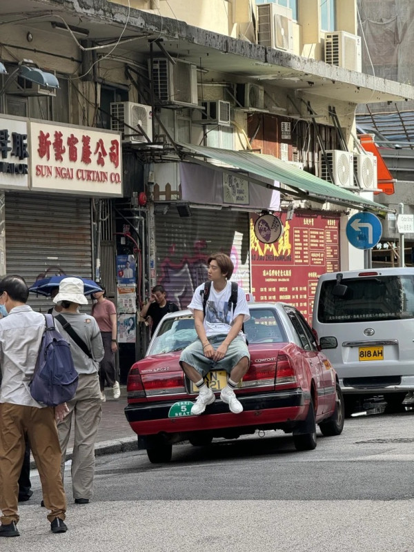 EXO成員燦烈低調來港遊走街頭 街拍坐的士車尾箱引途人圍觀