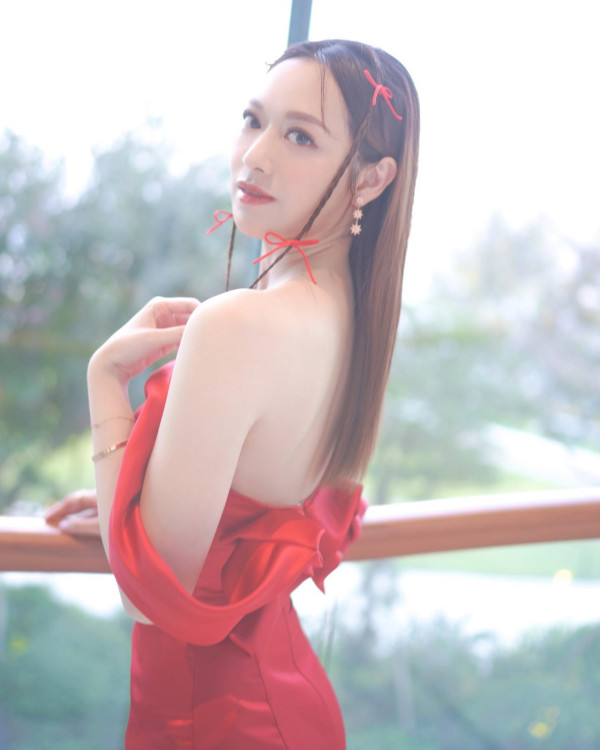 港姐冠軍馮盈盈青澀中學舊照曝光 校服紮馬尾眼鏡look獲激讚校花級！