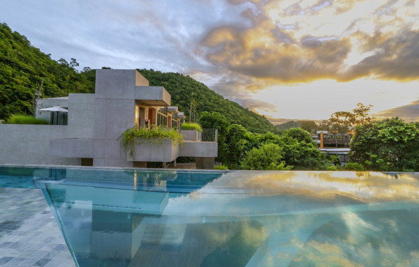 全新泰國純白色打卡泳池度假村 3層樓高「透明空中泳池」 更設私人影院 