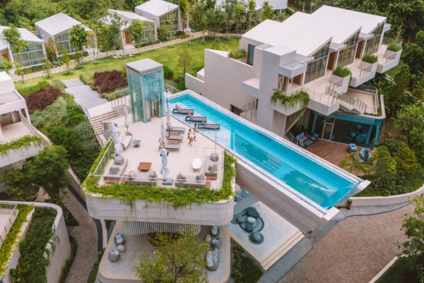 全新泰國純白色打卡泳池度假村 3層樓高「透明空中泳池」 更設私人影院 