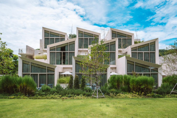 全新泰國純白色打卡泳池度假村 3層樓高「透明空中泳池」 更設私人影院 