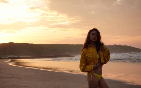 前港姐冠軍離巢後沙灘大解放！比堅尼晒噴血身材畫面養眼！ 