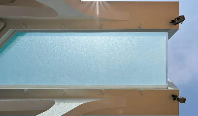 全新泰國純白色打卡泳池度假村 3層樓高「透明空中泳池」 更設私人影院 