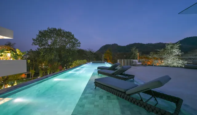 全新泰國純白色打卡泳池度假村 3層樓高「透明空中泳池」 更設私人影院 