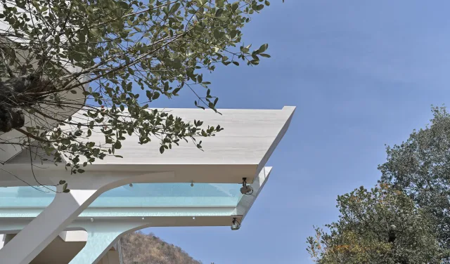 全新泰國純白色打卡泳池度假村 3層樓高「透明空中泳池」 更設私人影院 