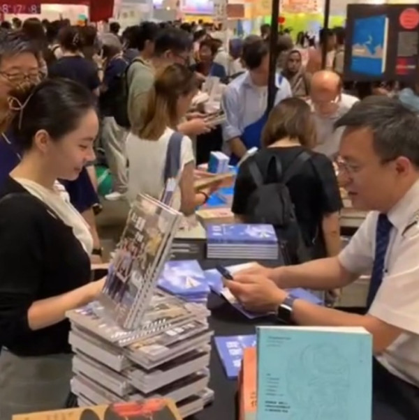 TVB「御用師奶」李漫芬哥哥原來係機師 書展出書獲全家總動員支持 