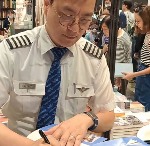 TVB「御用師奶」李漫芬哥哥原來係機師 書展出書獲全家總動員支持 