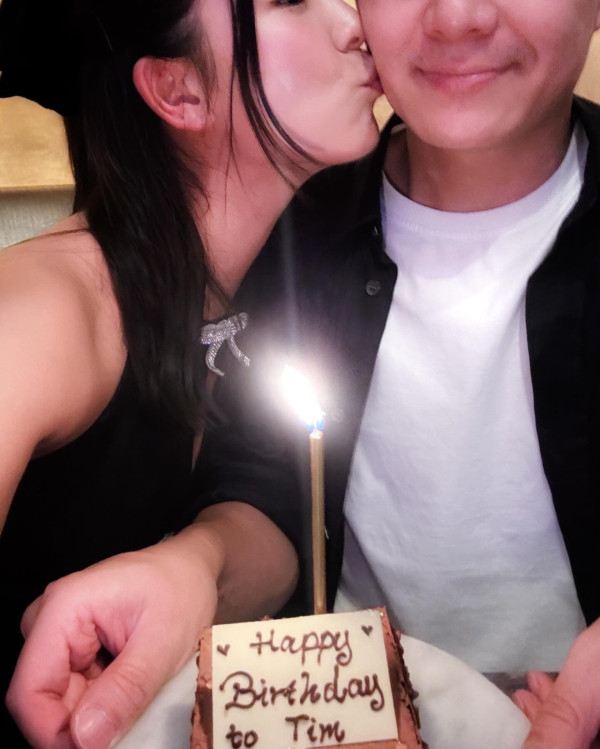 余香凝澳門之行罕晒性感泳衣照