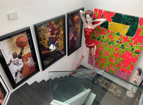 方力申曾在IG上分享家中的球星收藏品，意外曝光其豪宅的樓梯位置。圖片來源：IG@alexfongliksun