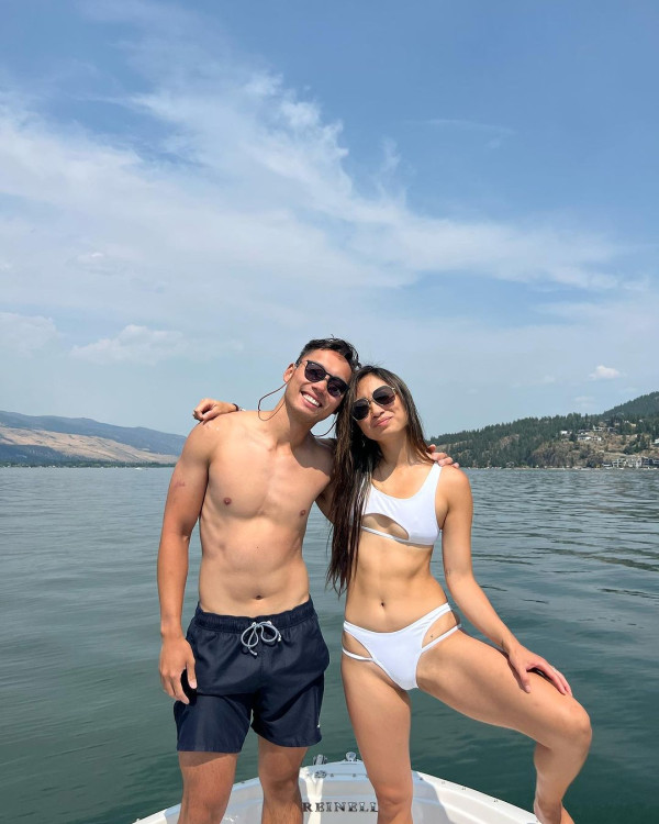 36歲TVB離巢女星譚嘉儀暢遊夏威夷 晒桃紅色泳衣美照 火辣身材震驚網民：好Sharp好正 