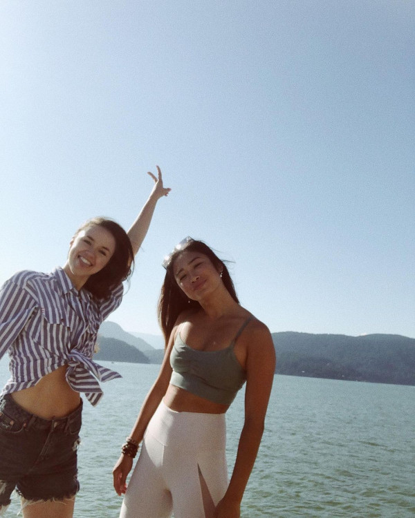 鄭俊弘夫妻帶罕病兒子遊布吉 何雁詩藍色泳衣上陣曬驕人上圍