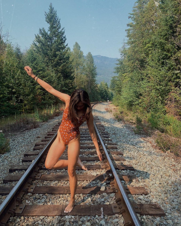 36歲TVB離巢女星譚嘉儀暢遊夏威夷 晒桃紅色泳衣美照 火辣身材震驚網民：好Sharp好正 