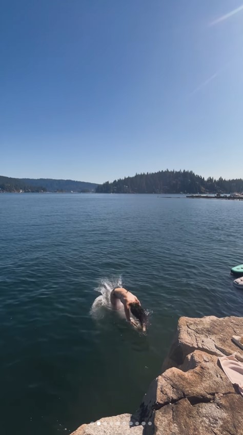 鄭俊弘夫妻帶罕病兒子遊布吉 何雁詩藍色泳衣上陣曬驕人上圍