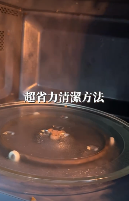 食物噴濺令微波爐內到處都是醬汁或油污。（影片截圖）