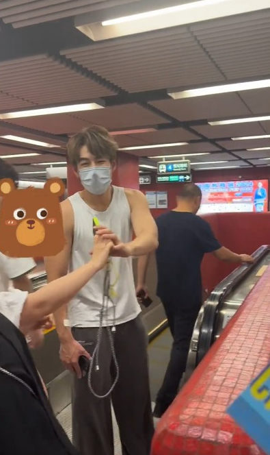 Jeffrey身穿「阿伯底衫」被地鐵偶遇