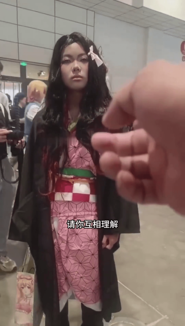 三亞女著和服沙灘打卡遭泳客指罵 怒回：穿什麼衣服和愛不愛國沒關係！ 