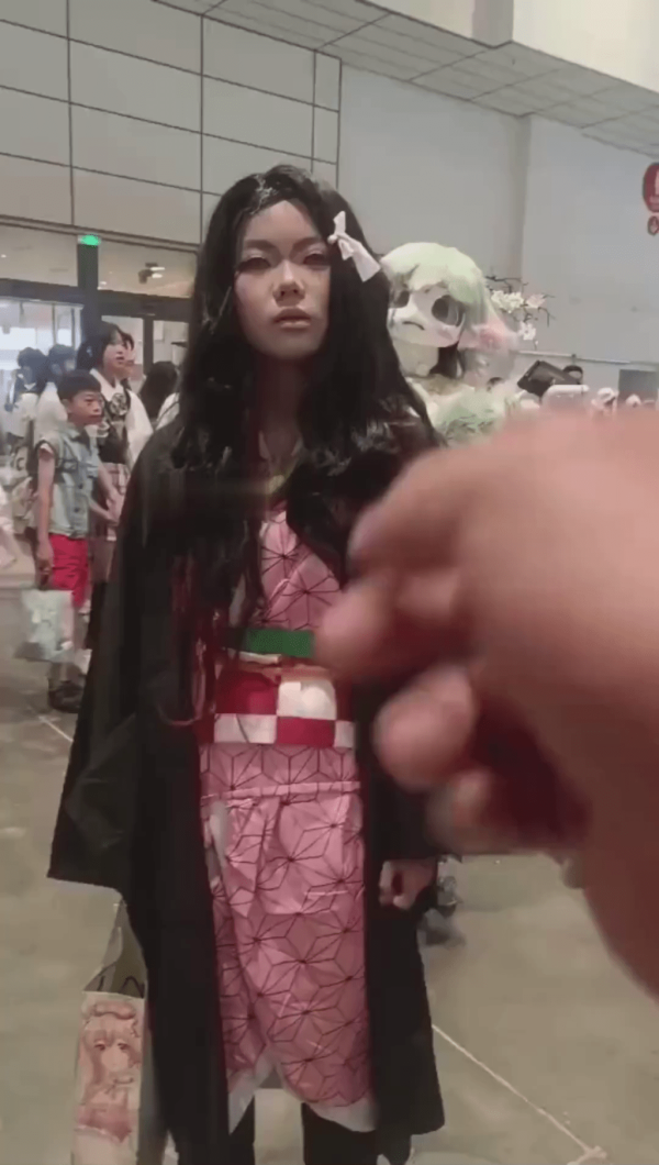 三亞女著和服沙灘打卡遭泳客指罵 怒回：穿什麼衣服和愛不愛國沒關係！ 