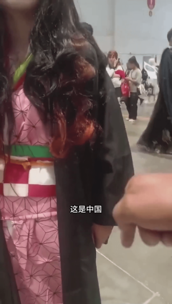 三亞女著和服沙灘打卡遭泳客指罵 怒回：穿什麼衣服和愛不愛國沒關係！ 