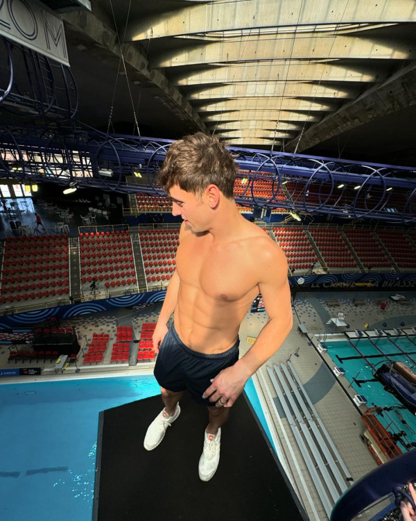 奧運村紙板床為禁慾而設？英國跳水王子Tom Daley開箱實測 