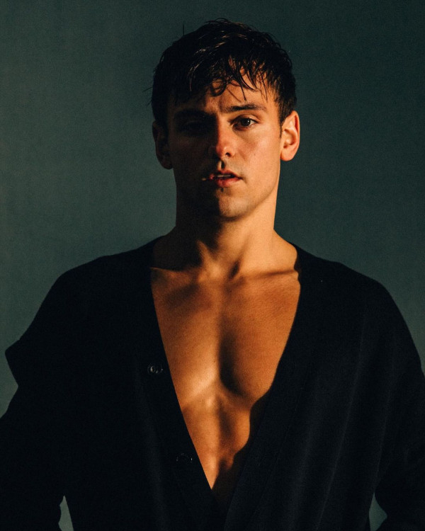 奧運村紙板床為禁慾而設？英國跳水王子Tom Daley開箱實測 