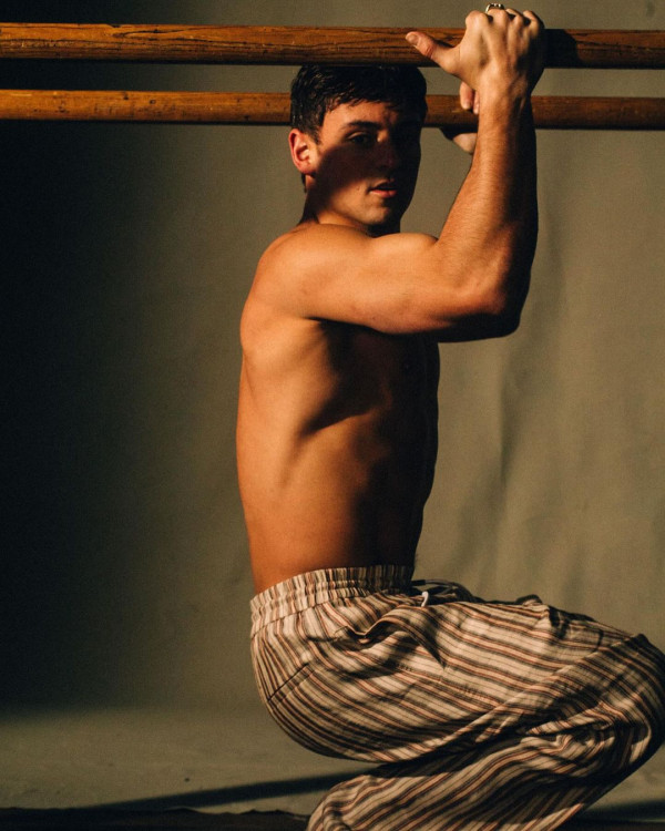 奧運村紙板床為禁慾而設？英國跳水王子Tom Daley開箱實測 