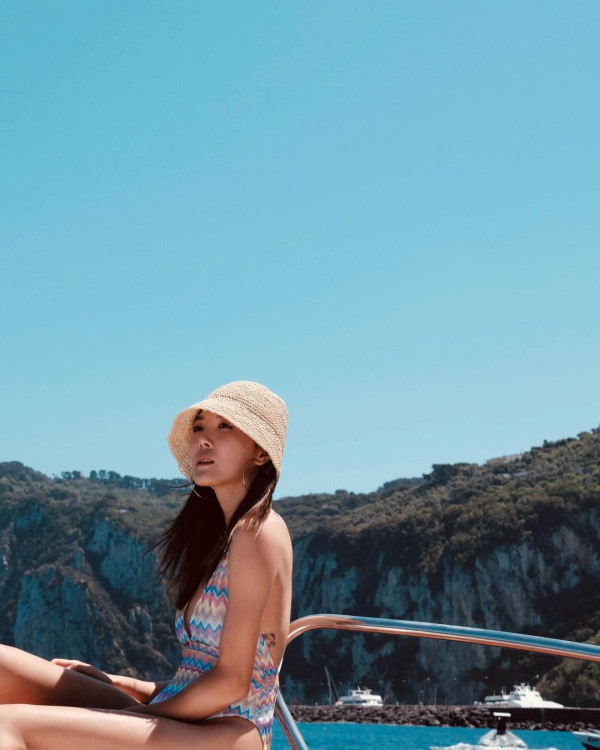 「大表嫂」李炘頤美國比堅尼曬零贅肉身材 撇甩男友Stanley 與TVB藝人好友遊迪士尼 