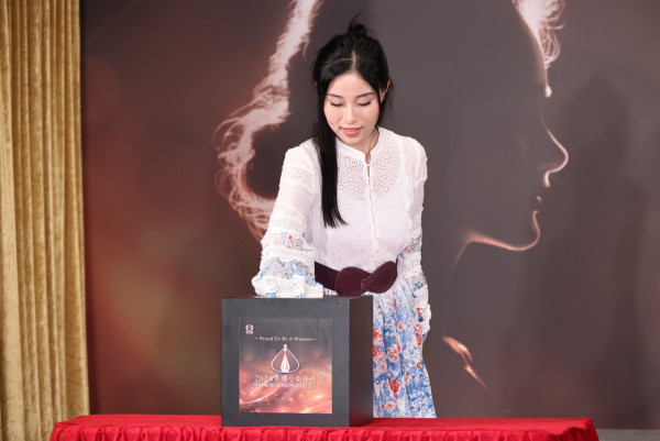 應屆港姐冠軍倪樂琳現身廣州獲讚親民 俯身為粉絲簽名 意外曬深長事業線！ 