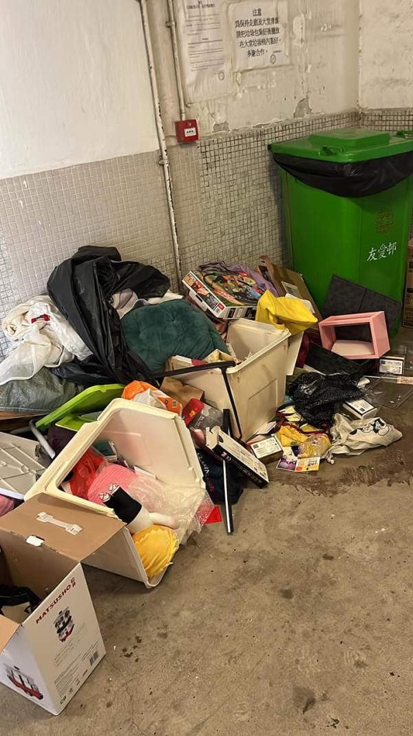 垃圾筒旁邊堆放一大堆沒有包好的垃圾。（Facebook群組「公屋討論區 - 香港facebook群組」圖片）