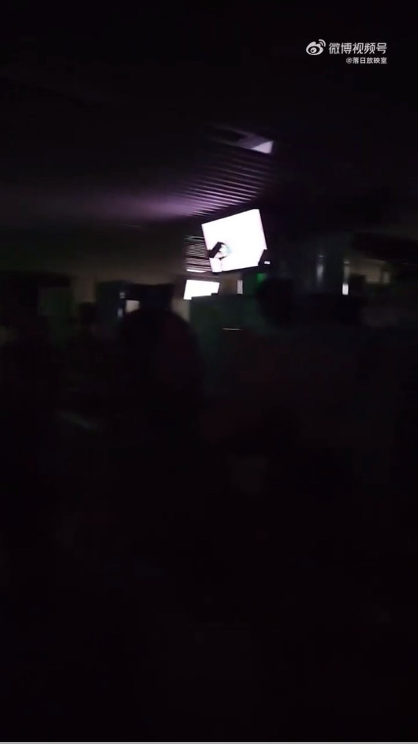 深圳地電鐵大停電,有乘客拍攝當時車站內的狀況,周圍漆黑一片,乘客都要摸黑出入。(圖片來源:微博) 深圳地電鐵大停電,有乘客拍攝當時車站內的狀況,周圍漆黑一片,乘客都要摸黑出入。(圖片來源:微博)