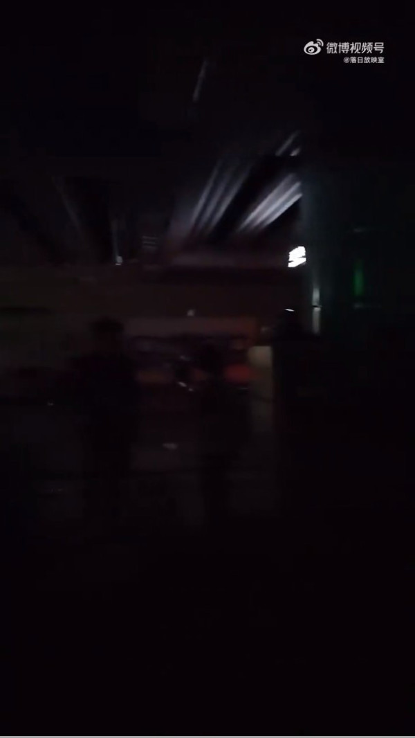 深圳地電鐵大停電,有乘客拍攝當時車站內的狀況,周圍漆黑一片,乘客都要摸黑出入。(圖片來源:微博) 深圳地電鐵大停電,有乘客拍攝當時車站內的狀況,周圍漆黑一片,乘客都要摸黑出入。(圖片來源:微博)