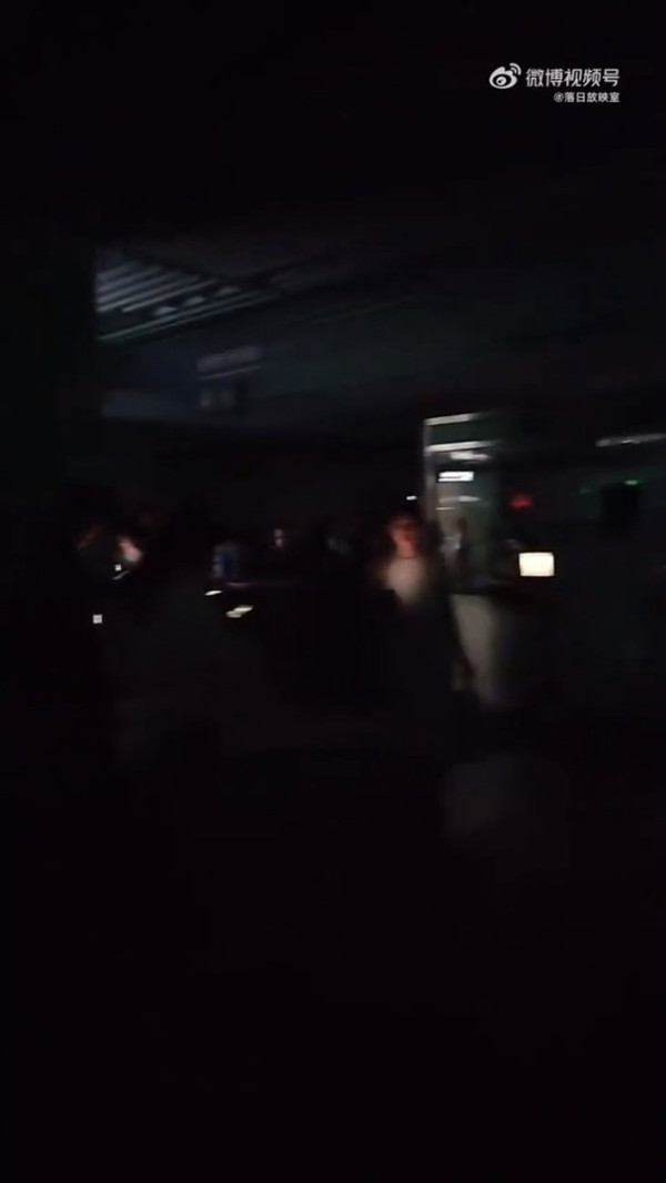 深圳地電鐵大停電,有乘客拍攝當時車站內的狀況,周圍漆黑一片,乘客都要摸黑出入。(圖片來源:微博) 深圳地電鐵大停電,有乘客拍攝當時車站內的狀況,周圍漆黑一片,乘客都要摸黑出入。(圖片來源:微博)