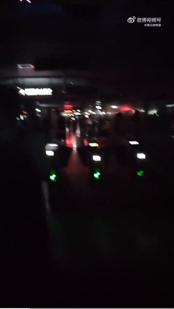 深圳地電鐵大停電,有乘客拍攝當時車站內的狀況,周圍漆黑一片,乘客都要摸黑出入。(圖片來源:微博) 深圳地電鐵大停電,有乘客拍攝當時車站內的狀況,周圍漆黑一片,乘客都要摸黑出入。(圖片來源:微博)