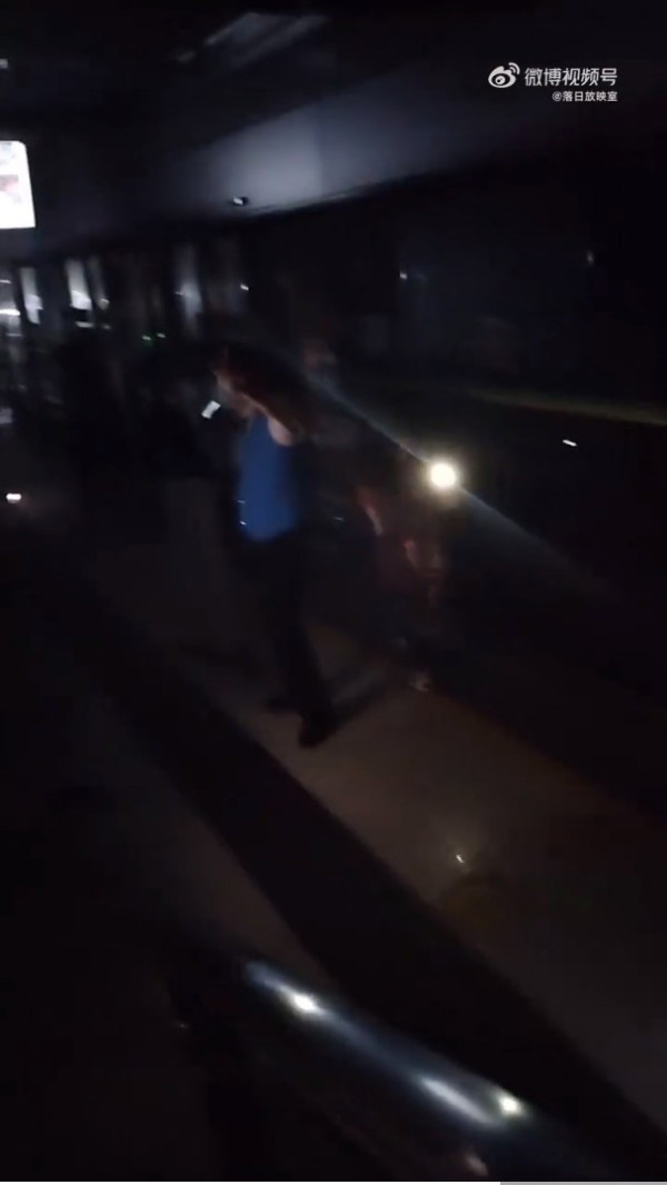 深圳地電鐵大停電,有乘客拍攝當時車站內的狀況,周圍漆黑一片,乘客都要摸黑出入。(圖片來源:微博) 深圳地電鐵大停電,有乘客拍攝當時車站內的狀況,周圍漆黑一片,乘客都要摸黑出入。(圖片來源:微博)