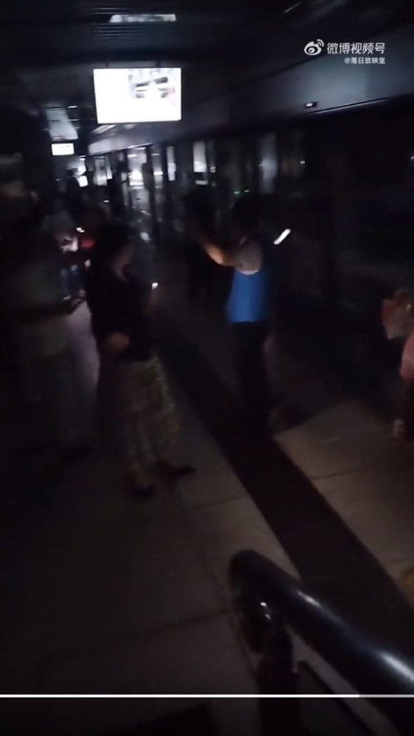 深圳地電鐵大停電,有乘客拍攝當時車站內的狀況,周圍漆黑一片,乘客都要摸黑出入。(圖片來源:微博) 深圳地電鐵大停電,有乘客拍攝當時車站內的狀況,周圍漆黑一片,乘客都要摸黑出入。(圖片來源:微博)