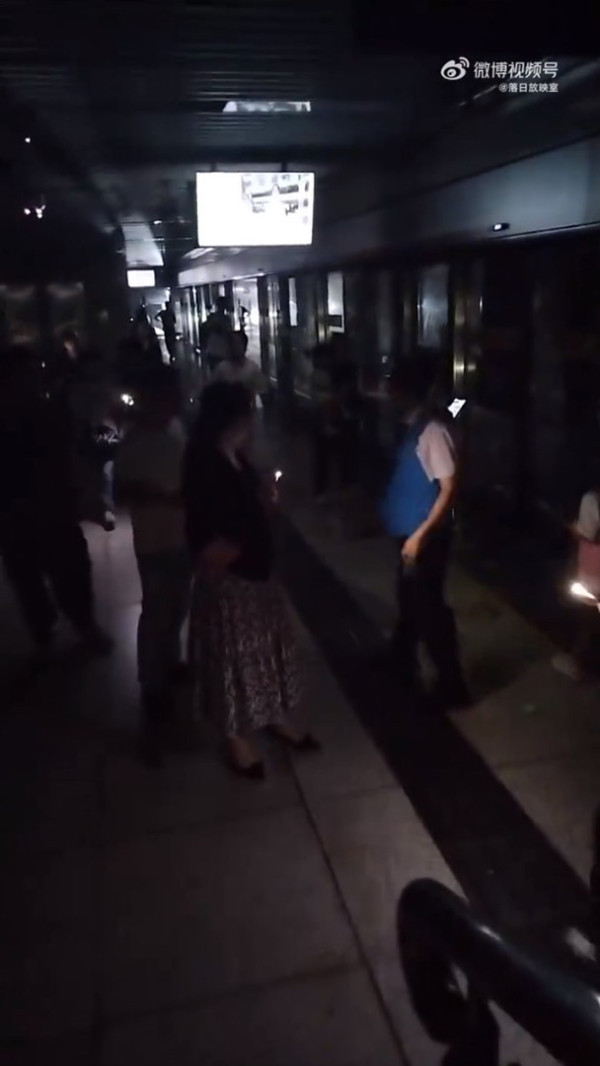 深圳地電鐵大停電,有乘客拍攝當時車站內的狀況,周圍漆黑一片,乘客都要摸黑出入。(圖片來源:微博) 深圳地電鐵大停電,有乘客拍攝當時車站內的狀況,周圍漆黑一片,乘客都要摸黑出入。(圖片來源:微博)