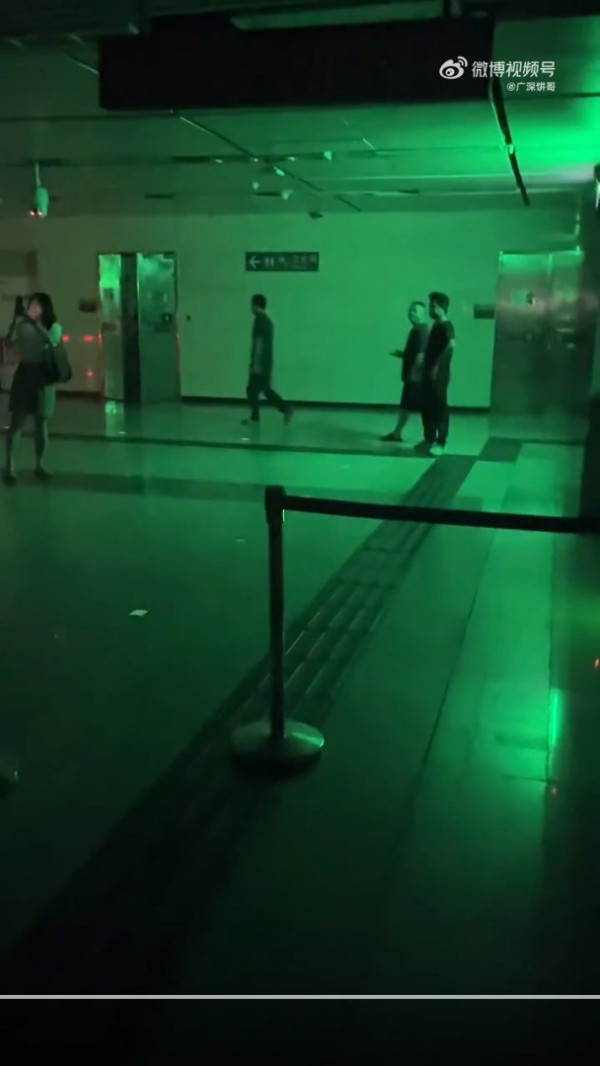 深圳地電鐵大停電,有乘客拍攝當時車站內的狀況,周圍漆黑一片,乘客都要摸黑出入。(圖片來源:微博) 深圳地電鐵大停電,有乘客拍攝當時車站內的狀況,周圍漆黑一片,乘客都要摸黑出入。(圖片來源:微博)