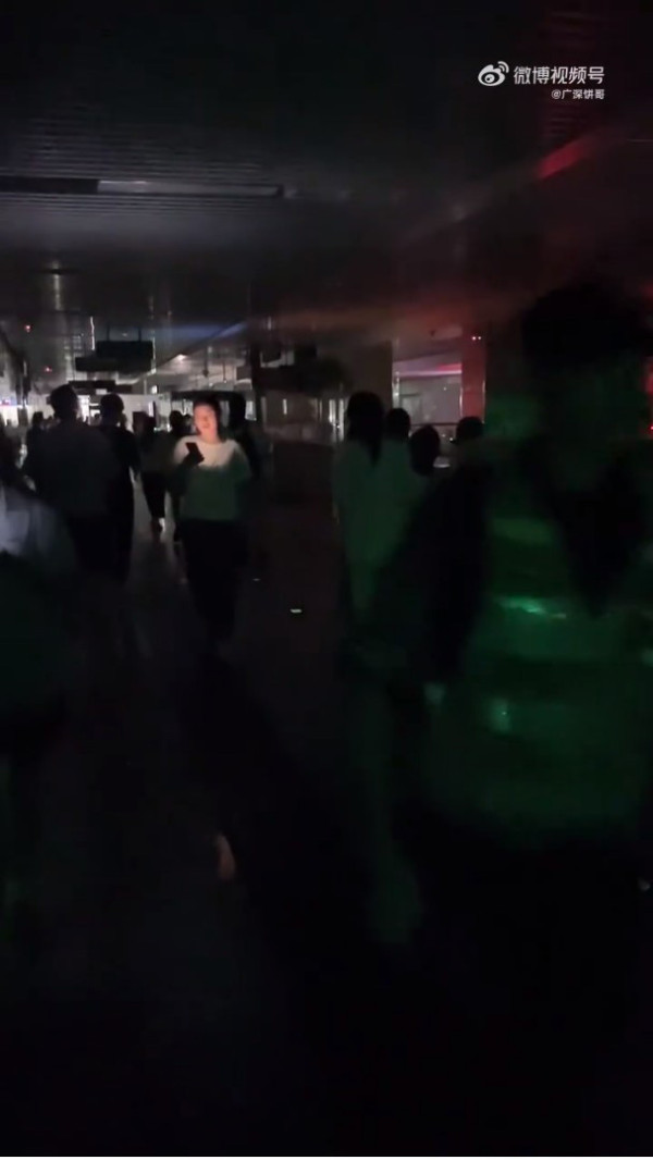 深圳地電鐵大停電,有乘客拍攝當時車站內的狀況,周圍漆黑一片,乘客都要摸黑出入。(圖片來源:微博) 深圳地電鐵大停電,有乘客拍攝當時車站內的狀況,周圍漆黑一片,乘客都要摸黑出入。(圖片來源:微博)