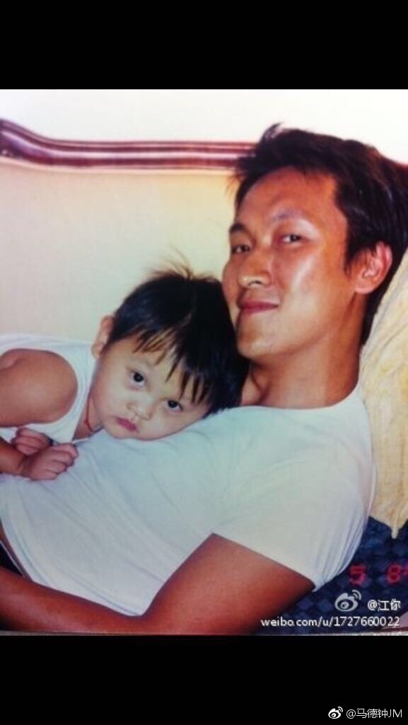 馬德鐘父子遊佛山被網友巧遇 兒子馬在驤外貌再成焦點 被嘲反似老竇 