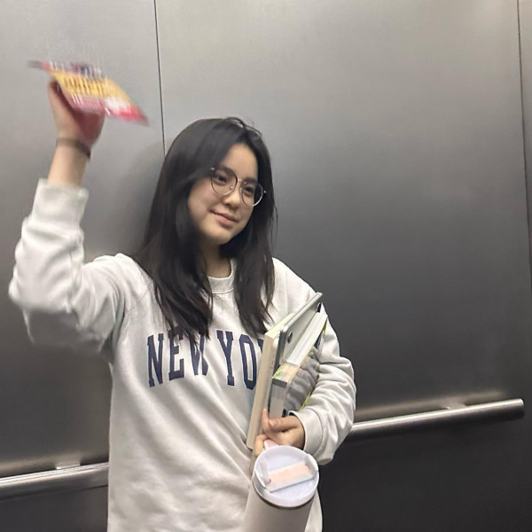 姚焯菲緊身白tee生圖曝光18歲好身材 照片瘋傳逾20萬人睇過：「真暴風成長」