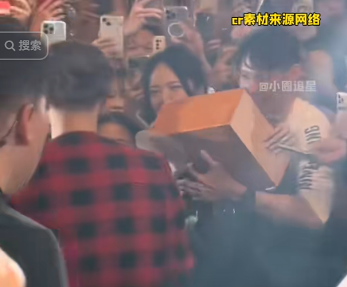 丁子朗備受TVB力捧返內地拍劇 與頂級男神合照惹網友羨慕!