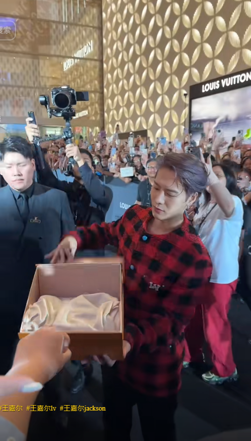 丁子朗備受TVB力捧返內地拍劇 與頂級男神合照惹網友羨慕!