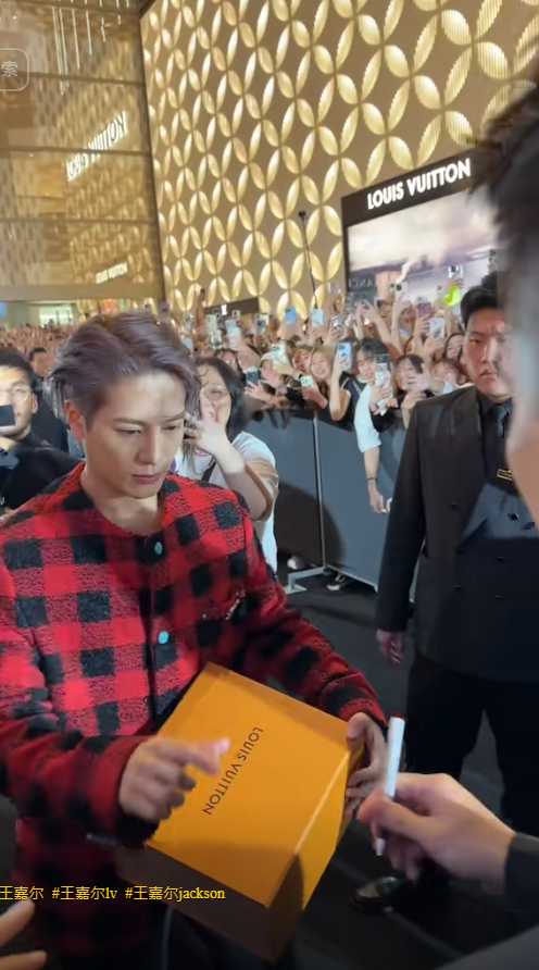 丁子朗備受TVB力捧返內地拍劇 與頂級男神合照惹網友羨慕!