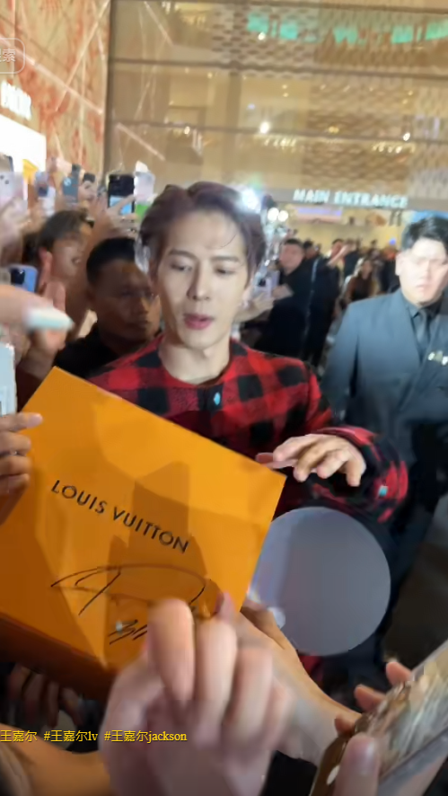 丁子朗備受TVB力捧返內地拍劇 與頂級男神合照惹網友羨慕!