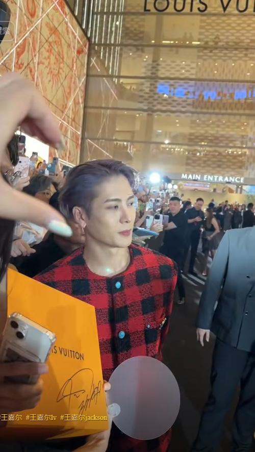 丁子朗備受TVB力捧返內地拍劇 與頂級男神合照惹網友羨慕!