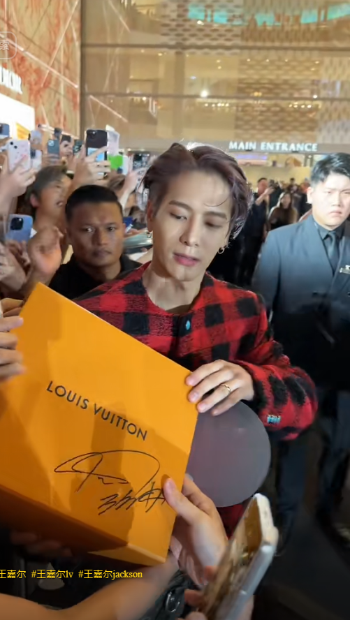 丁子朗備受TVB力捧返內地拍劇 與頂級男神合照惹網友羨慕!